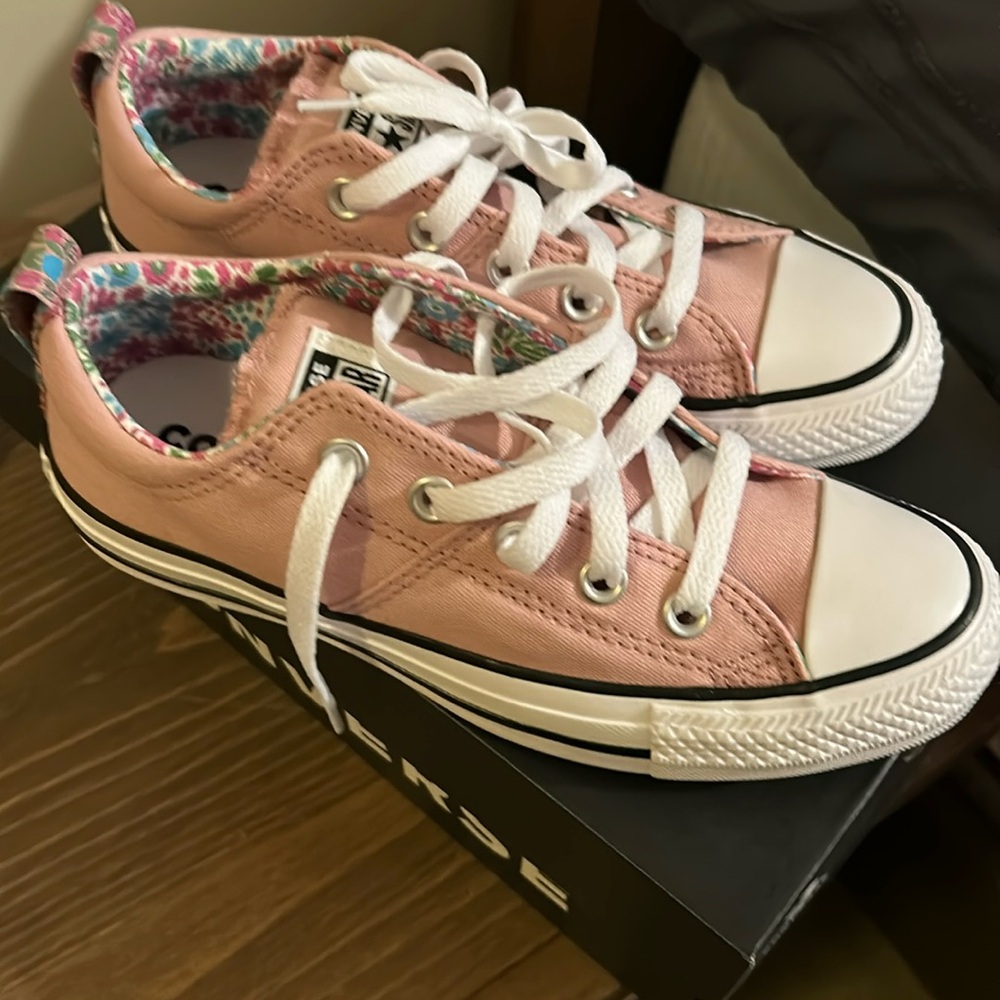 NWT Converse Madison Low Top Pink 5.5